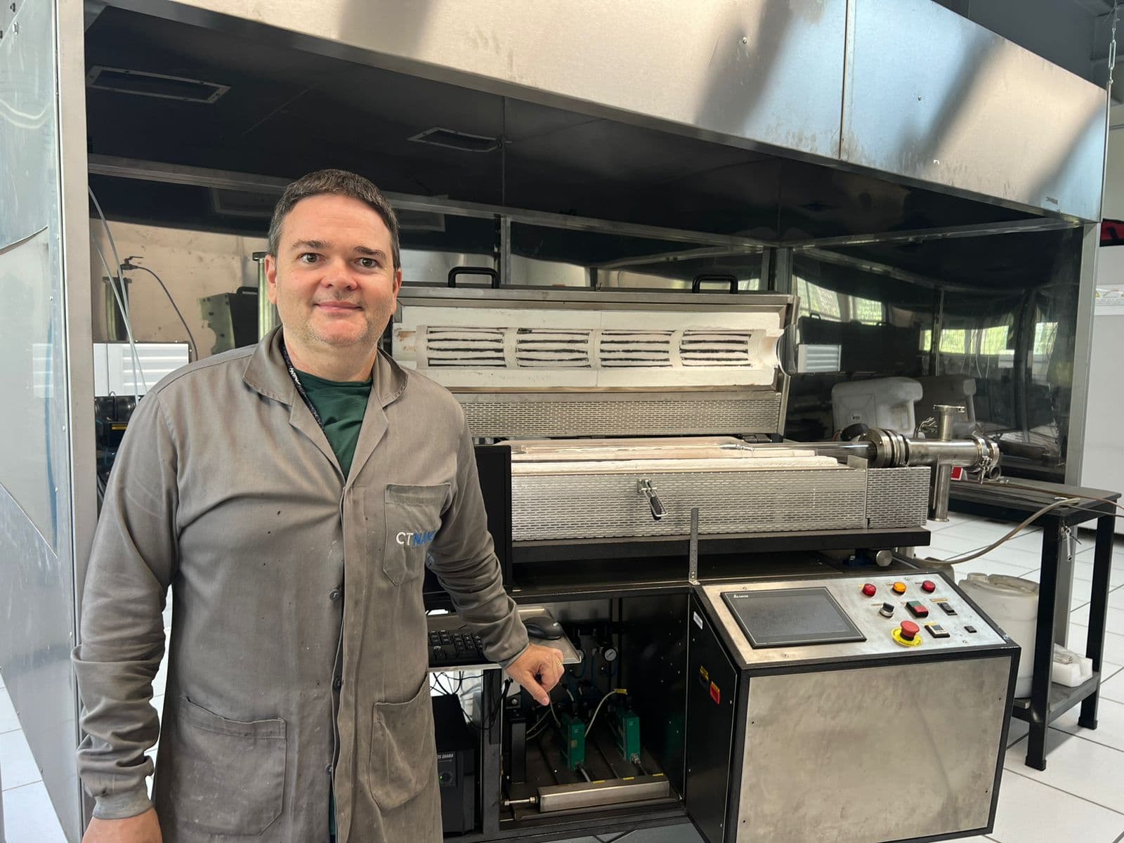 Professor Rodrigo Gribel Lacerda em frente ao Forno para Síntese de Nanotubos de Carbonono no Laboratório de Síntese de Nanomateriais do CTNano UFMG
